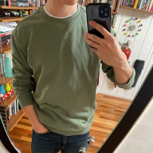 Grön sweatshirt från H&M - En väldigt snygg enfärgad tröja i bomull, från h&m. Väldigt bekväm och enkel, som passar till nästan allt, och perfekt för att ha i lager. Köpt för ca 2 år sedan, men har ej använts så mycket.