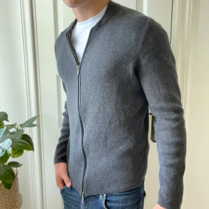 Massimo Dutti cardigan / full zip  - Massimo Dutti cardigan / full zip / zip up i nyskick. Inga defekter. Storlek M och modellen är 180,75 kg. Kom med frågor! 