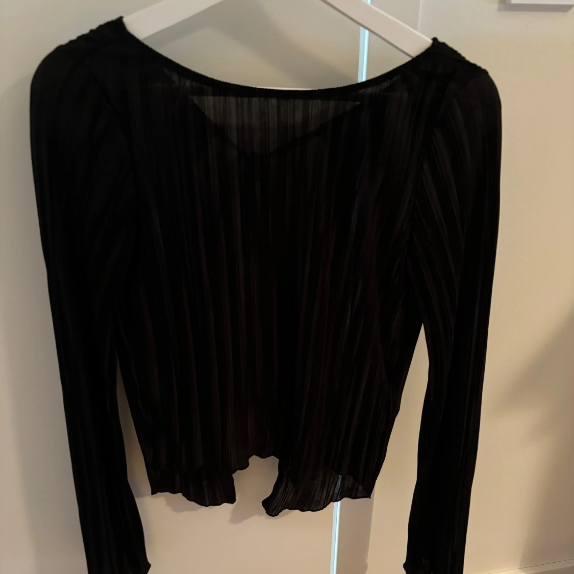 Svart plisserad blus med knyt baktill 
