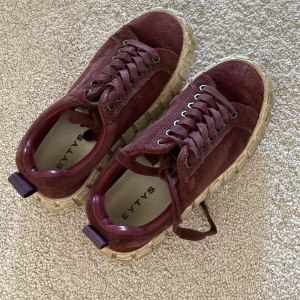 Vinröda sneakers från Eytys i mocka - Snygga vinröda eytys!! Använd fåtal gånger så rätt bra skick 🤍 storlek 38 