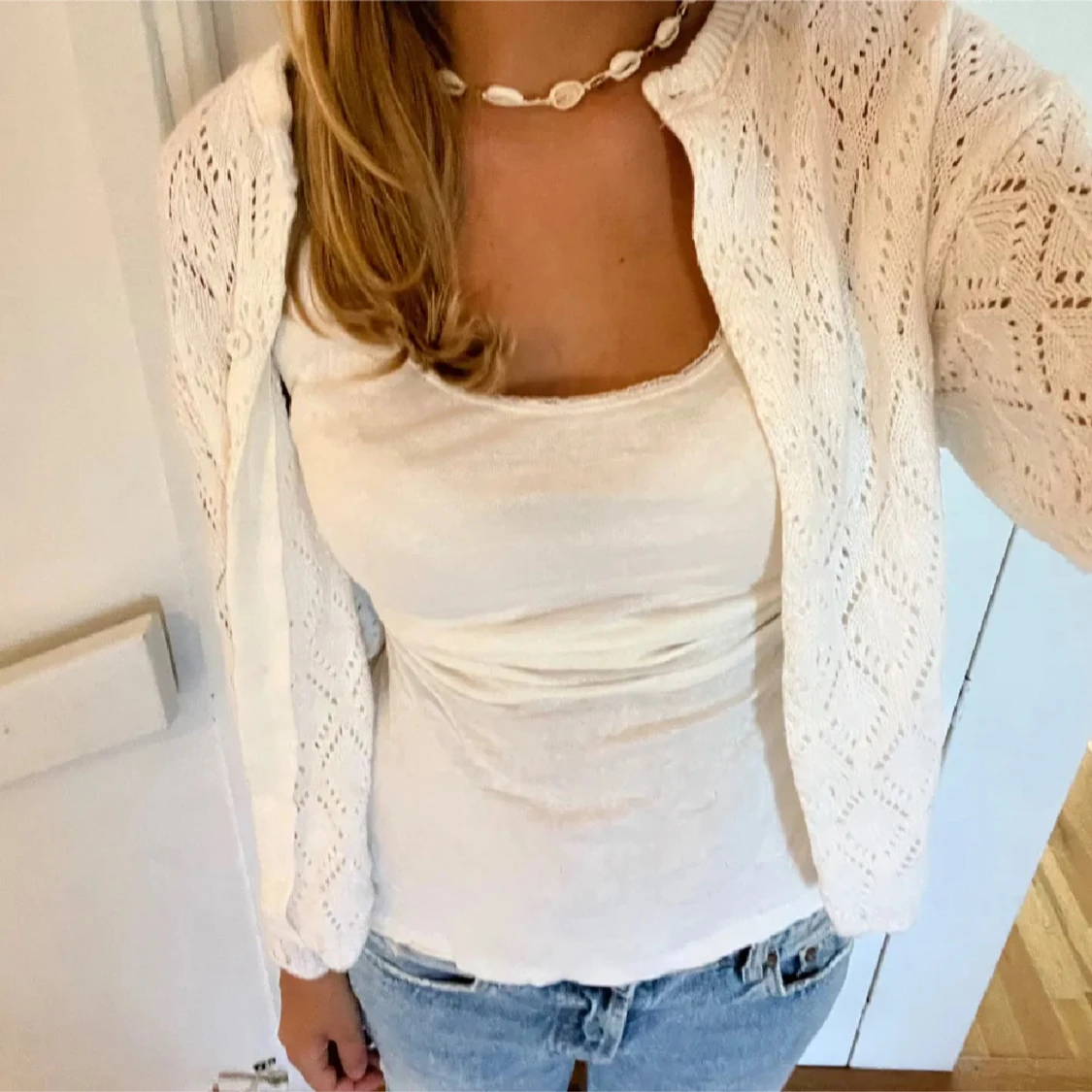 Vit stickad kofta med knappar