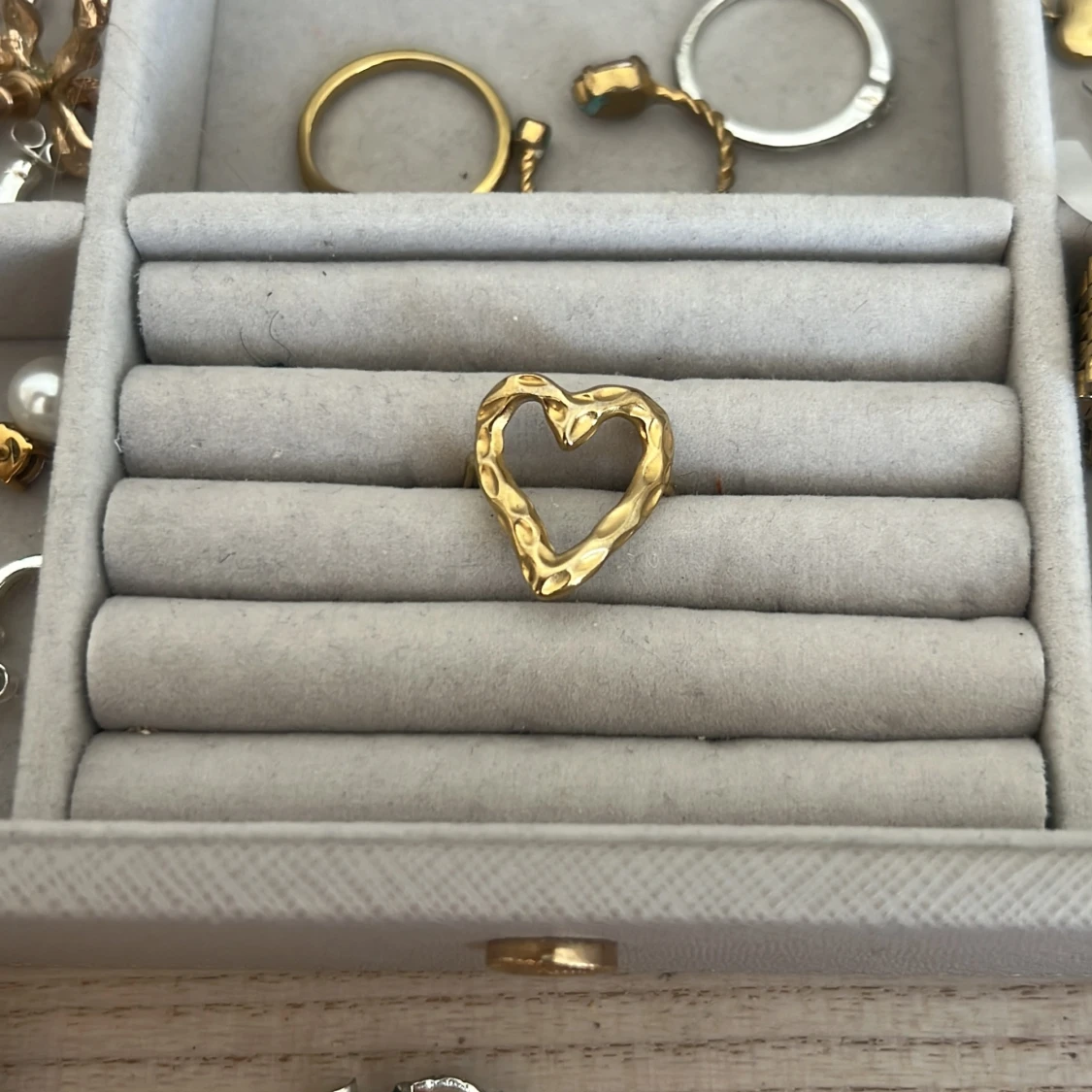 rostfri hjärtformad ring