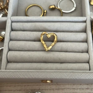 rostfri hjärtformad ring - 100% rostfri ring köpt i malaga, använt mycket men har inga tecken på användning💗