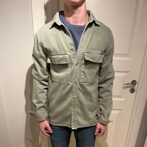 Zara Overshirt - Säljer en overshirt i en skön färg! | Mycket fint skick inget direkt att anmärka! | Storlek S. | Ställ gärna frågor innan du köper!