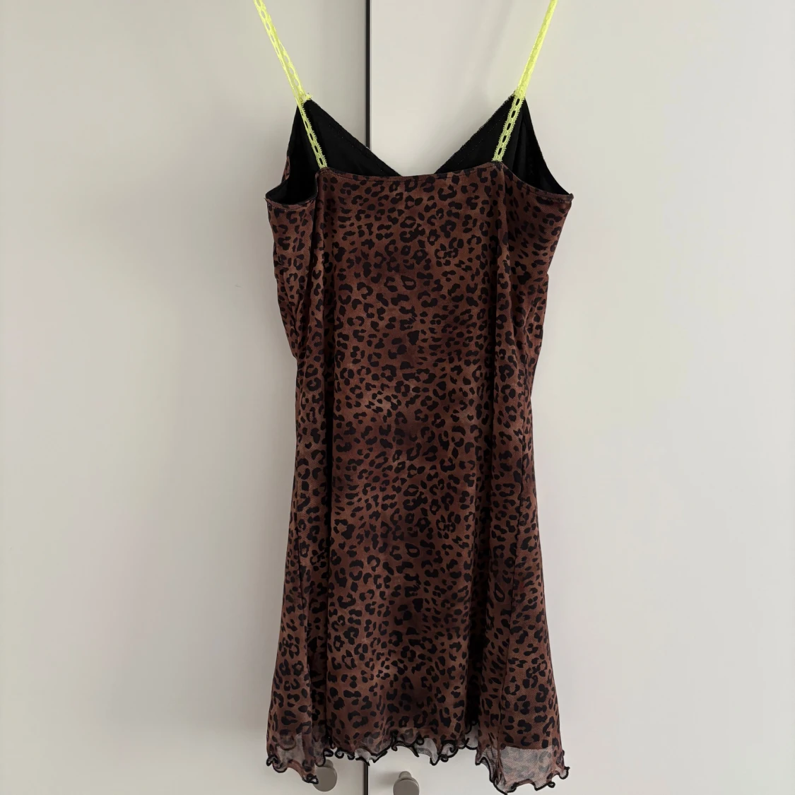 Leopardmönstrad brun kortklänning - 1