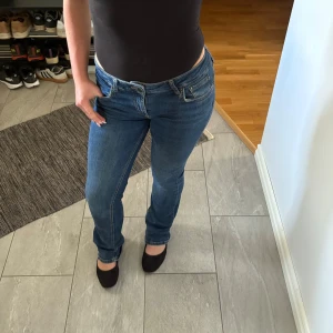 Low waist bootcut Zara jeans  - Populära low waist bootcut jeans ifrån Zara i storlek 36:)