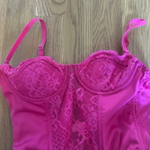 Korsettopp - Väldigt snygg rosa korsettopp, justerbara band och spets💕💕