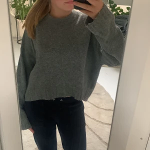 Mörk grå mysig stickad tröja - Jätte fint skick storlek S