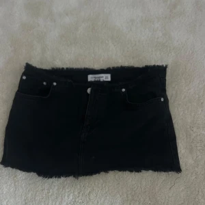 Svart jeanskjol från Pull&Bear - Oanvänd 