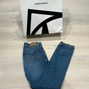 Blå jeans från Nudie Jeans - Blåa Nudie Jeans, köpta på NK. Bra skicka, hör av er vid minsta fråga!