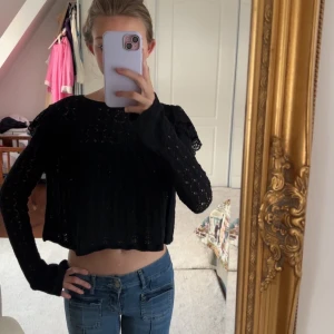Svart croppad stickad tröja - Säljer en svart croppad stickad tröja med lång ärm och hålmönster. Den är från Zara och har använts typ två gånger. Pris kan absolut diskuteras❤️