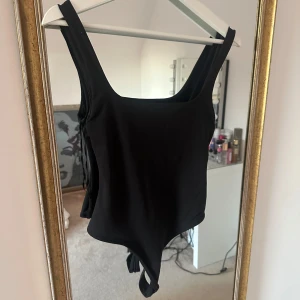 Body - Body från Zara, aldrig provad och lapp kvar. Backless med tjocka band