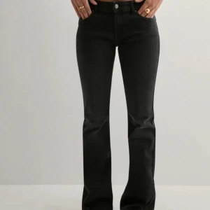 Svarta bootcut jeans - Säljer ett par svarta lågmidjade jeans från Nelly i storlek XS/34. Skriv om du vill ha flera bilder💞