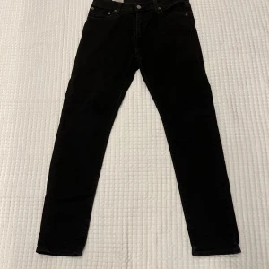 Svarta Levi's 511 jeans W30 L30 - Säljer ett par svarta Levi's 511 jeans i storlek W30 L30. De har en slim passform med klassisk femficksdesign och raka ben. Jeansen är tillverkade i bomull och har en snygg, stilren look som passar till det mesta. VÄLDIGT BRA SKICK!