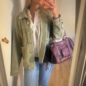 Grön jacka, Zara - Säljer min gröna, populära Zara jacka som är i bra skick! Passar perfekt nu till hösten🍂