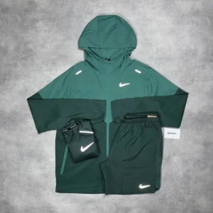 Nike miller - Säljer dessa 2 Nike Miller set. Oanvända. Skick: 10/10      OBS: t-shirtsen ingår inte.