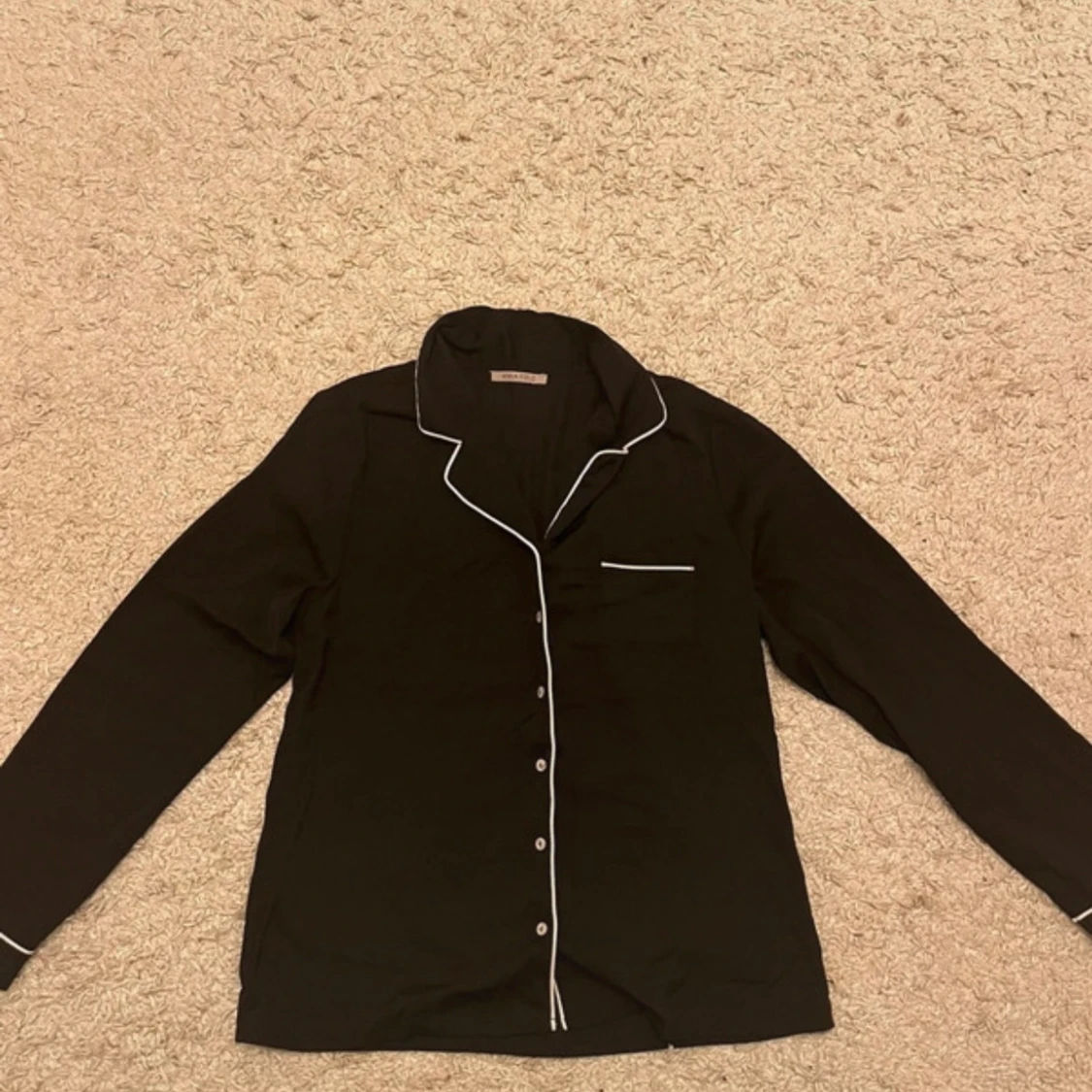 Svart skjorta med vita detaljer Anna Field