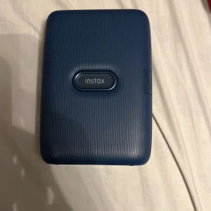 Instax mini Link Smartphone Printer - Skriv ut dina mobilbilder direkt med Instax mini Link! Denna smidiga och portabla fotoskrivare kopplas enkelt till din smartphone via Bluetooth. Perfekt för att skapa minnen med vänner och dekorera ditt rum med personliga foton.