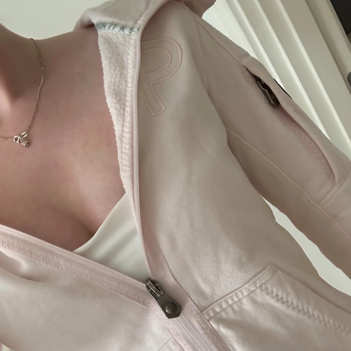 Ljusrosa hoodie från Pelle P