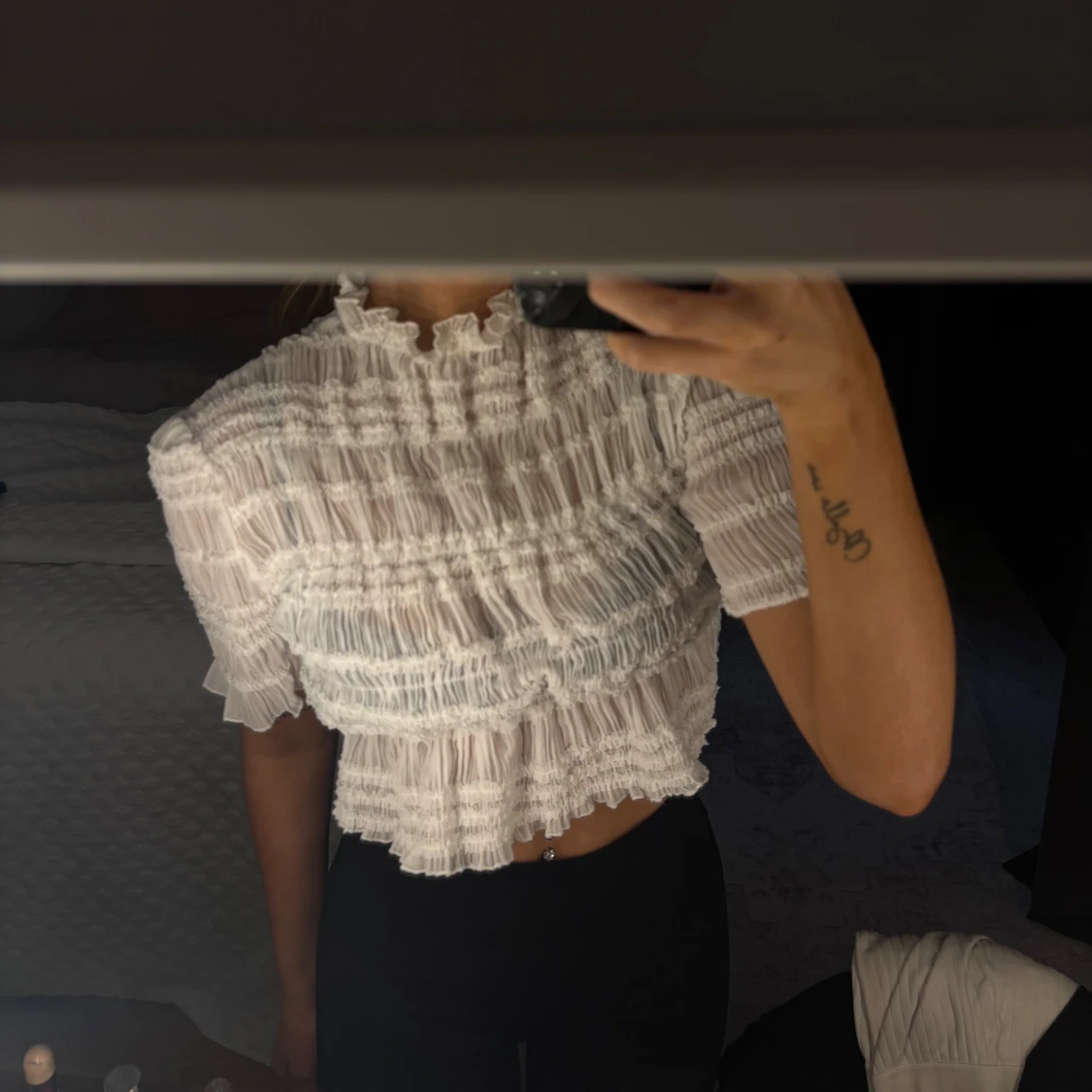 Vit volangig blus med kort ärm - 2