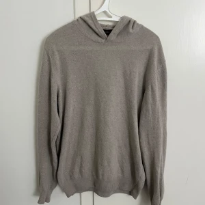 Kashmir hoodie - Hoodie från oscar jacobson i bra skick, kan gå ner i pris vid snabb affär 