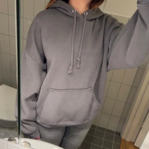Hoodie BikBok - Mörkgrå hoodie från BikBok säljes pga för stor. Använd endast ett fåtal gånger.