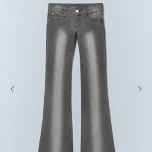 Grå och blå bootcut jeans med utsvängda ben - Säljer två par jeans med riktigt snygg bootcut och breda utsvängda ben. Ena paret är grått med ljus tvätt och det andra är klassiskt blått med liknande tvätt. Båda har fem fickor, bälteshällor och knappstängning. Perfekta för dig som gillar retrovibbar och statement-jeans.❤️