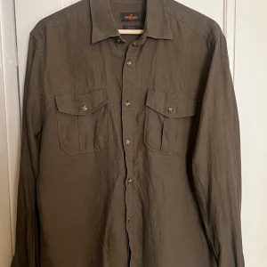 Morris linneskjorta  - Grön safariskjorta i 100% linne från Morris. Storlek M