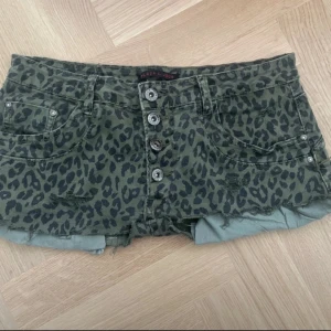 Jeans shorts - Snygga gröna jeans shorts. De är lite stretch i dem. Ett litet slit märke där bak. De är mer storlek 36/S