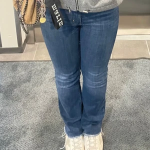Levi's bootcut jeans blåa - Säljer ett par klassiska Levi's bootcut jeans i blå denim. Modellen är mid/low rise. Använder dem inte mer☺️
