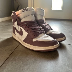 Air Jordan 1 High Mauve  - (Äkta) Aj 1 High Mauve Skick: 8/10 använda väldigt få gånger Pris kan diskuteras vid snabb affär