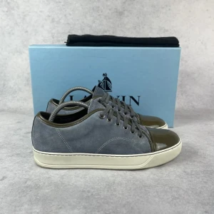 Lanvin DBB1 cap toe sneaker - – Condition: 8/10  - Size: 40/UK6  – What is included: Only the sneakers  – Retail price: 5000 + SEK  Please note that Lanvins fit big and our recommendation is to go one size down