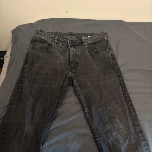 Svarta jeans från Vailent - Snygga svarta jeans från Vailent med klassisk femficksdesign och raka ben. Jeansen är tillverkade i bomull och har en stilren look med diskreta sömmar och svart patch bak i midjan. Perfekta för dig som gillar en enkel och clean stil.