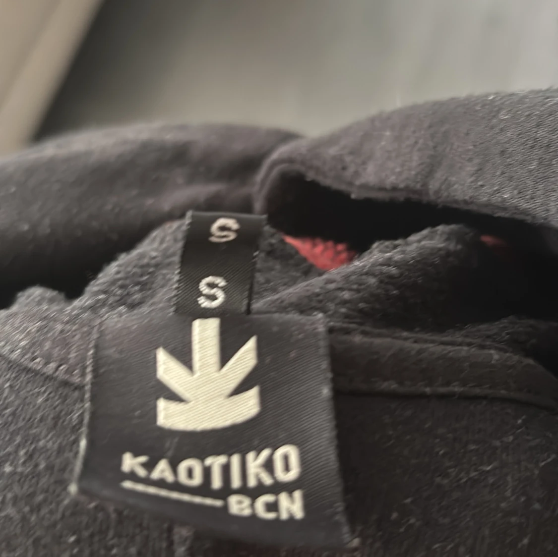 Svart hoodie från Kaotiko med färgglada ränder - 2