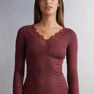 Intimissimi tröja  - Fin tröja från intimissimi. Säljer en likadan i grön (andra bilden), så hör av er om ni är intresserade av den också🥰 pris går att diskuteras, kom gärna med prisförslag!