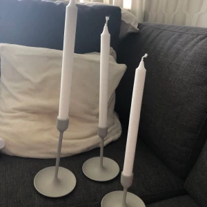 Tre ljusgråa ljusstakar  - Tre ljusgråa ljusstakar, i olika höjder. Endast stått som prylnad så inget stearin på eller nåt.