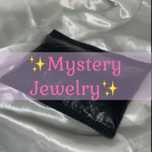 Mystery Jewelry Paket guld - Ett spännande mystery-paket med smycken! Innehållet är hemligt och kan vara allt från ringar, halsband, armband till örhängen. Perfekt för dig som gillar överraskningar och vill testa nya accessoarer. Smyckena är i rostfrittstål💕 Värde upp till 449kr.