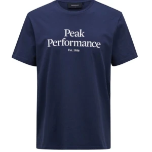 Marinblå t-shirt Peak Performance - Snygg marinblå t-shirt från Peak Performance med vit logotyp och text på bröstet. Säljer då den inte kommer till användning.💙