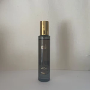 ZARA Hypnotic Vanilla Parfym - Zara med doften Hypnotic Vanilla.  Påminner om Hypnotic poison av dior Notes: apricot flower, jasmine, vanilla bourbon, moss and caramel. 30ml 