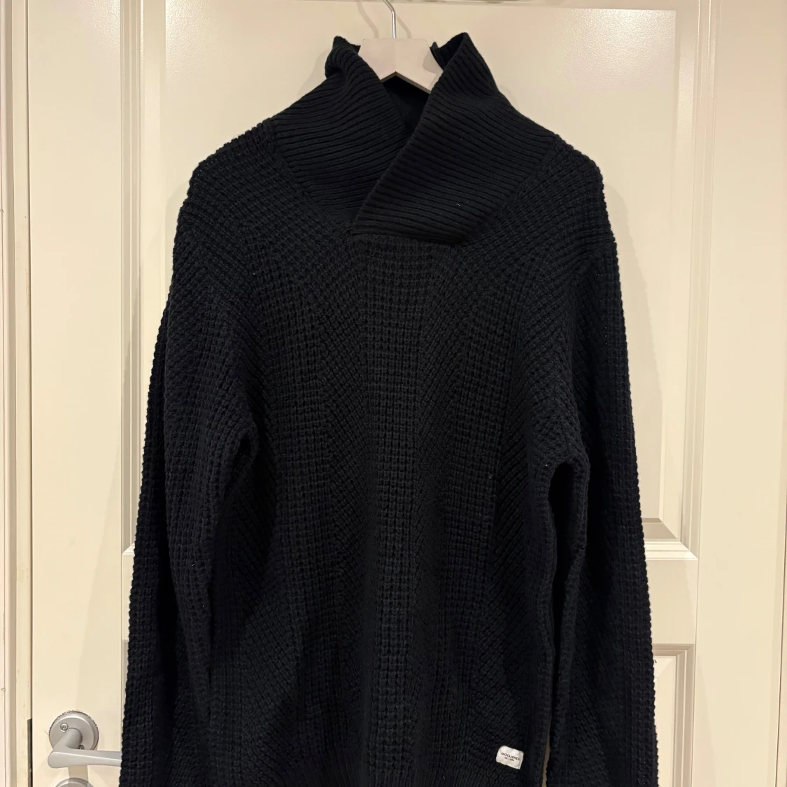 Svart stickad polotröja