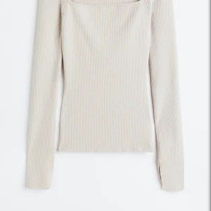 Beige ribbad långärmad topp H&M - Säljer en beige ribbad långärmad topp från H&M med fyrkantig ringning. Mjuk och stretchig i materialet för en bekväm känsla. Helt slutsåld online.  