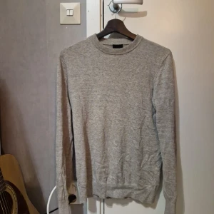 Grå/beige tröja XS - Enkel och stilren grå/beige tröja i mjuk bomull. Klassisk rund halsringning och långa ärmar, perfekt för lager-på-lager eller chill dagar. Passar dig som gillar minimalistisk stil och vill ha något som funkar till det mesta. från HM