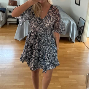 Blå klänning  - Säljer denna trendiga klänning från Zara då den aldrig används. Storlek xs. 