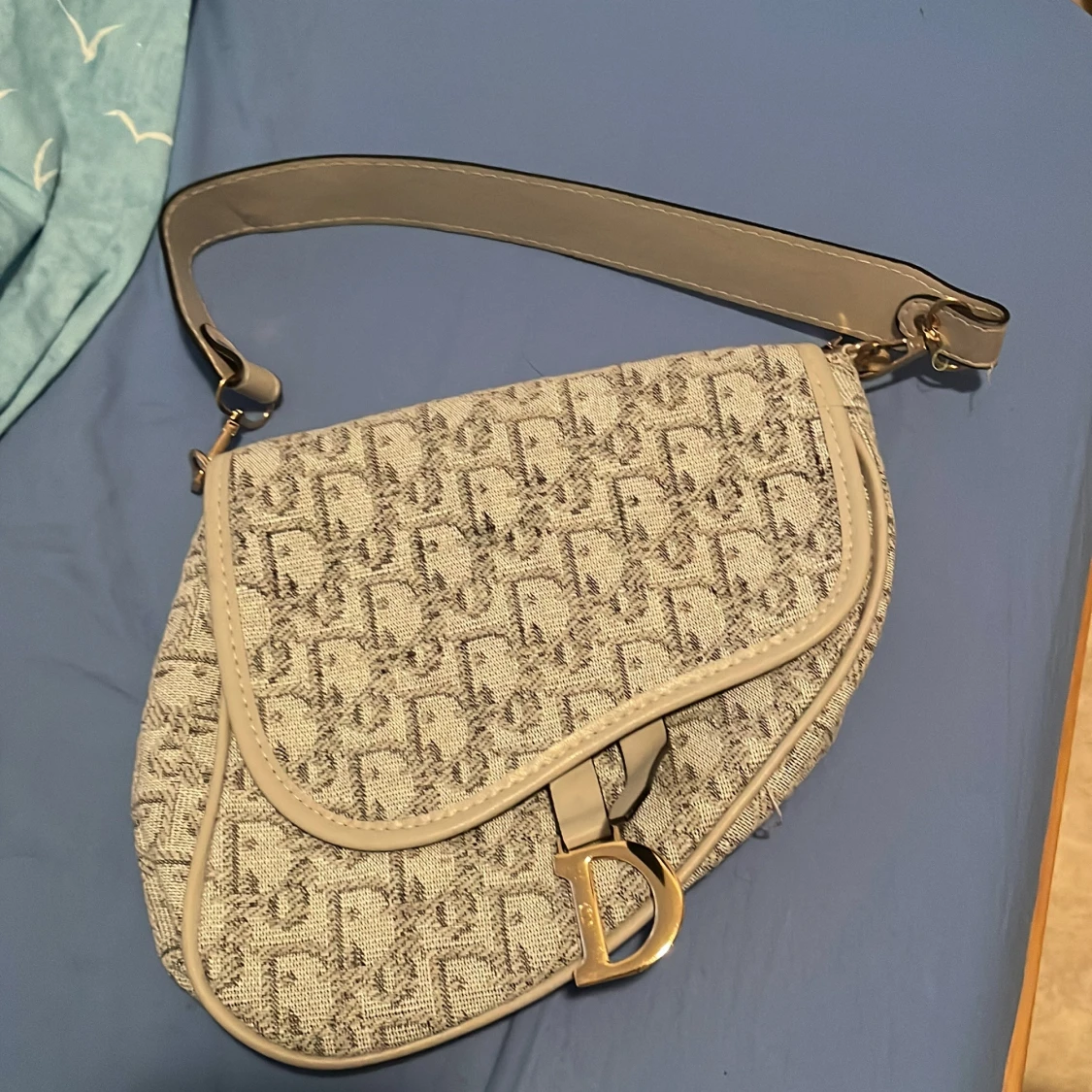 en väska i beige och grått - 1