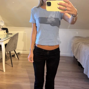 Ljusblå croppad t-shirt - Enkel och fräsch ljusblå croppad t-shirt med rund hals och korta ärmar. Perfekt till jeans eller kjol för en chill look. T-shirten har en rak passform och är gjord i mjuk bomull som känns skön mot huden.