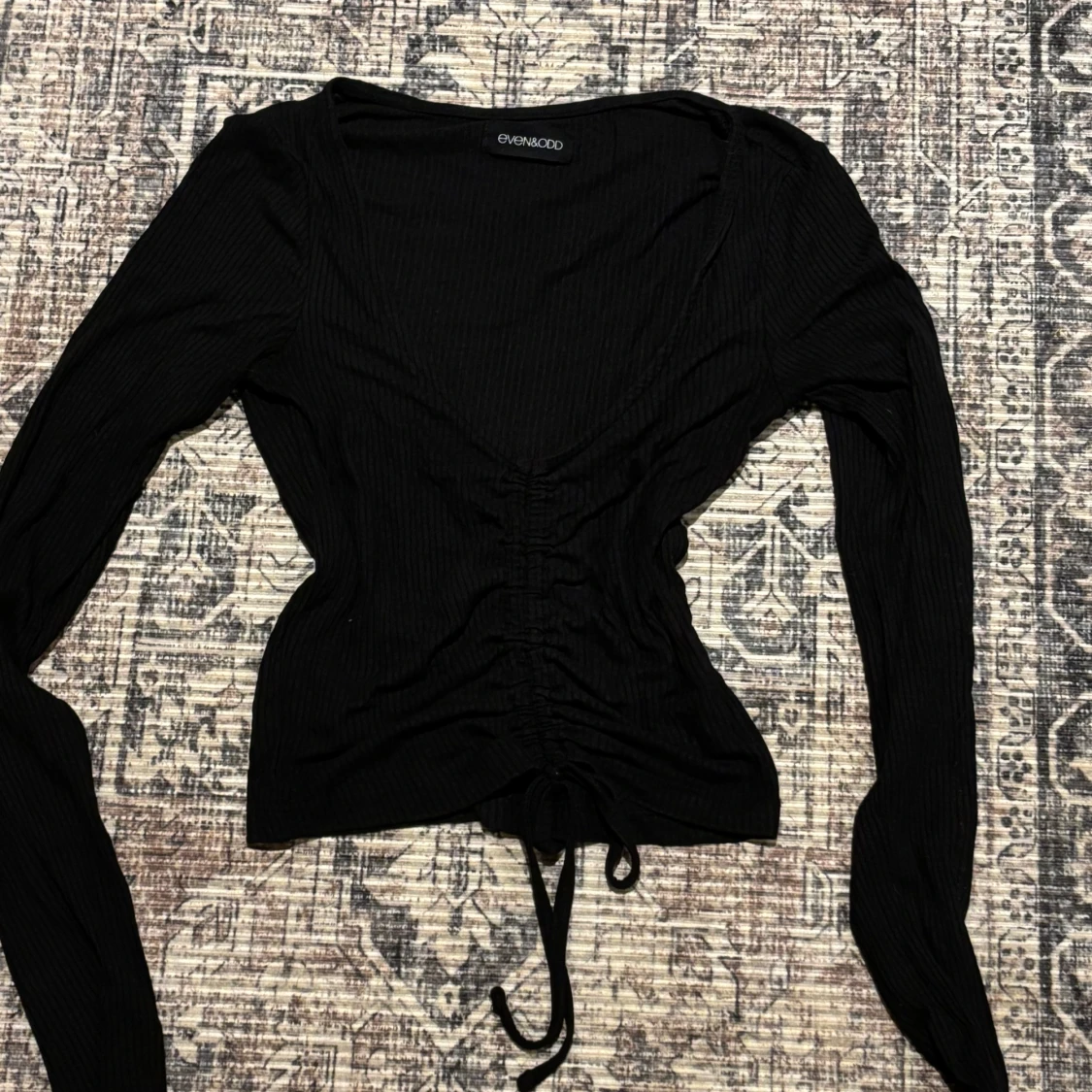 Svart ribbad topp med snörning Even&Odd