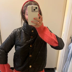 Svart trekvartsjacka  - Säljer en skit snygg svart trekvartärmad jacka❤️