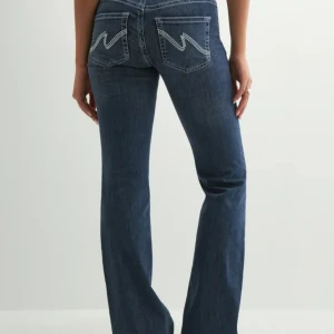 Blå bootcut jeans med broderade fickor - Snygga blå jeans med bootcut-snitt och coola broderade detaljer på bakfickorna. Jeansen har låg midja och klassisk femficksdesign. Perfekta för dig som gillar en avslappnad men trendig look. Använd 4ggr 