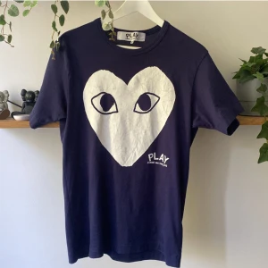 Cdg T-shirt  - Tjena säljer nu min rkt feta cdg t shirt som tyvärr blivit förliten. Den är i storlek M. Trycket är ytterst lite sprucket men inget som märks av.nypris 1100