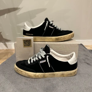 Golden Goose Soul-Star svarta sneakers - Schyssta Golden Goose Soul-Star sneakers i svart mocka. Perfekta för dig som gillar en cool, vintage-inspirerad look. Nyköpta för cirka 5000kr. Knappt använda. Säljes för 2299. Skriv dm om du har fler frågor ! 